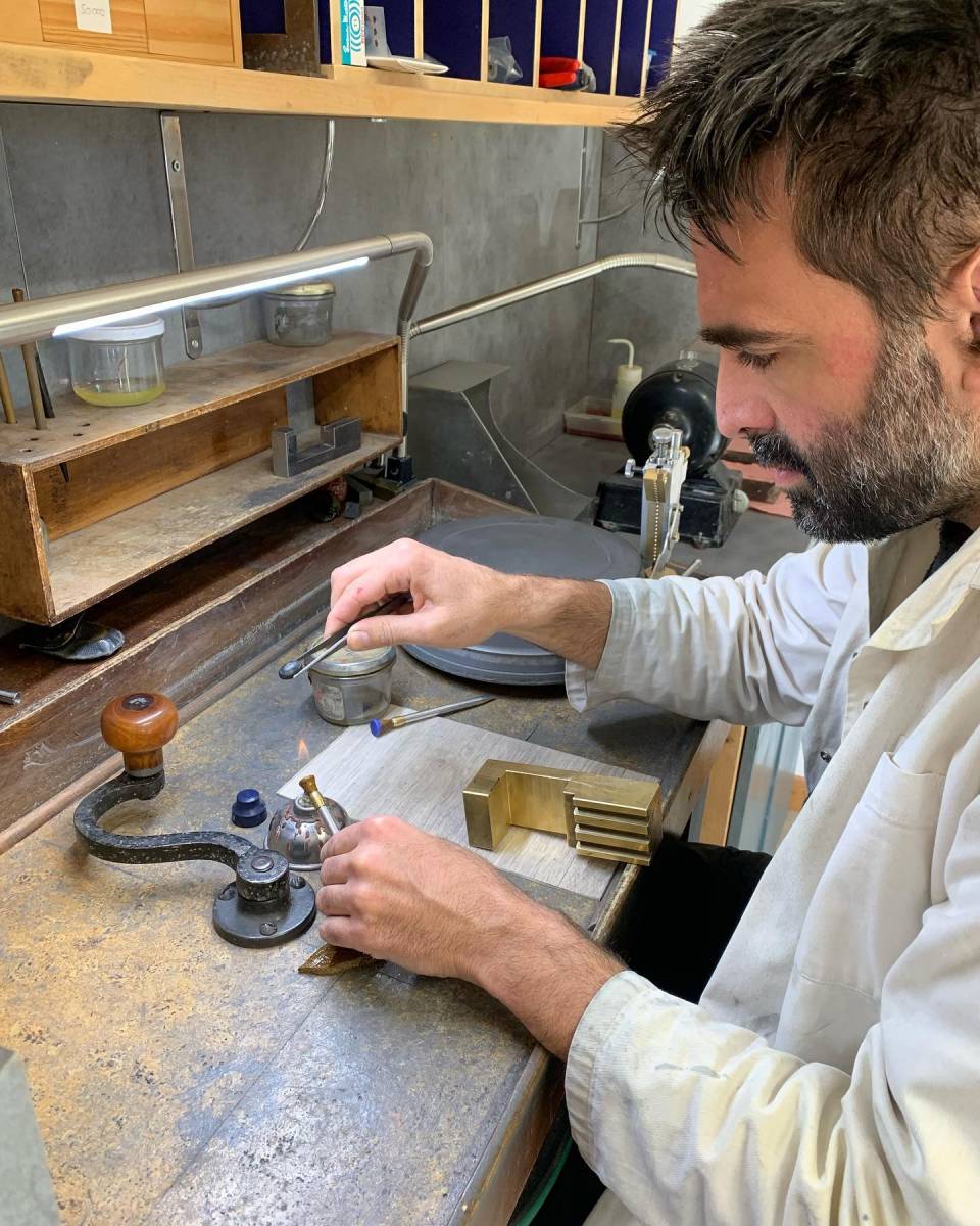 Stage et formation rapide pour taille de pierre précieuse en France   